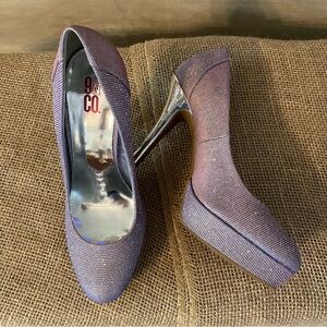 9 & CO. Size 7.5M Platform Pumps Iridescent Silver Heel